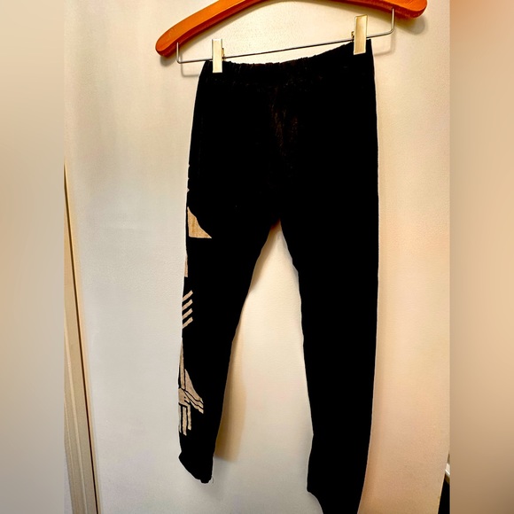 Xs Threads for thought leggings with motif on one leg very good condition - Picture 3 of 3